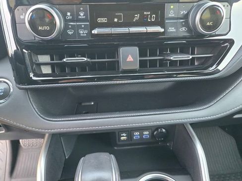 Used 2022 Toyota Highlander XSE AWD/4WD image 17