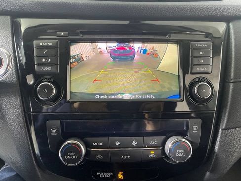 Used 2019 Nissan Rogue SV AWD/4WD image 16