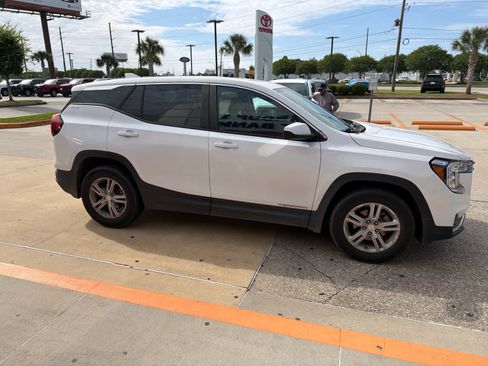 Used 2024 GMC Terrain SLE FWD image 11
