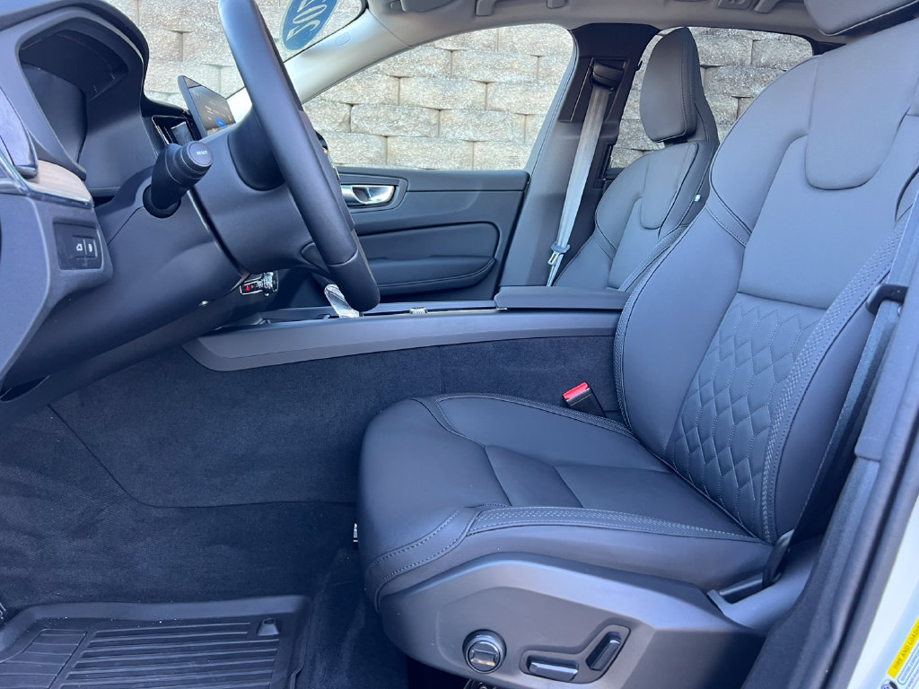 Used 2026 Volvo XC60 T8 Plus w/ Climate Package PRO AWD/4WD image 3