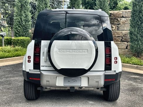 Used 2025 Land Rover Defender 110 S image 4