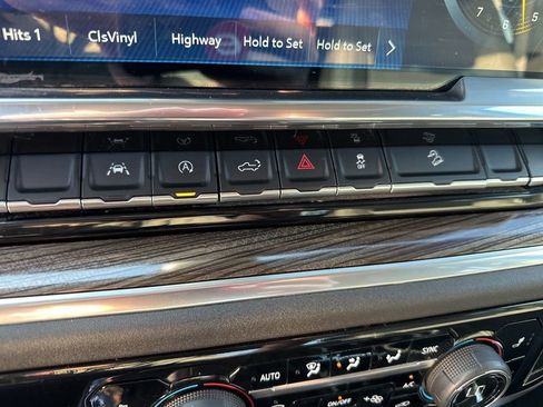 Used 2022 Chevrolet Silverado 1500 LT w/ Z71 Off-Road Package image 27