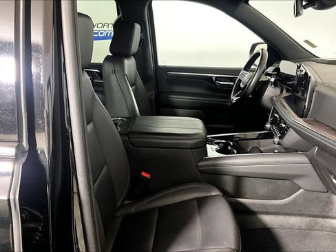 Used 2025 Chevrolet Suburban Z71 AWD/4WD image 6