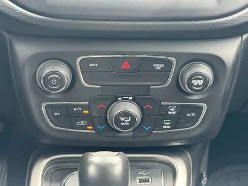 Used 2019 Jeep Compass Latitude w/ Popular Equipment Group AWD/4WD image 37