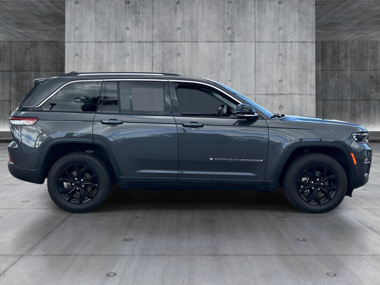 Used 2023 Jeep Grand Cherokee Limited AWD/4WD image 6