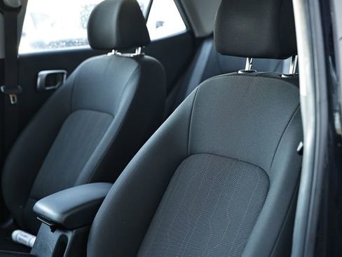 Used 2023 Hyundai Venue SE image 18