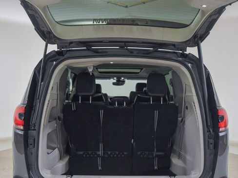 Used 2023 Chrysler Pacifica Limited FWD image 17