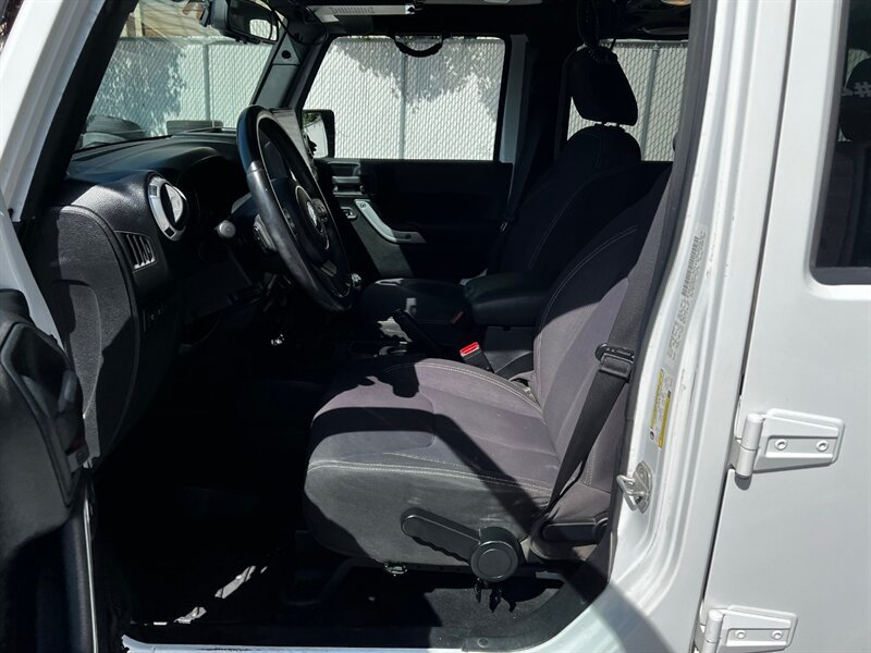 Used 2013 Jeep Wrangler Unlimited Rubicon w/ Connectivity Group AWD/4WD image 18