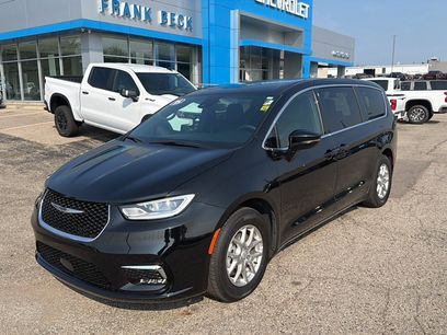 Used 2025 Chrysler Pacifica Select