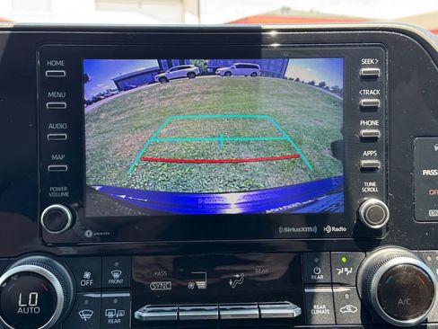 Used 2021 Toyota Highlander XLE AWD/4WD image 22