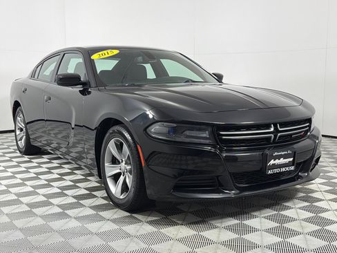 Used 2015 Dodge Charger SE w/ Sport Appearance Group image 3