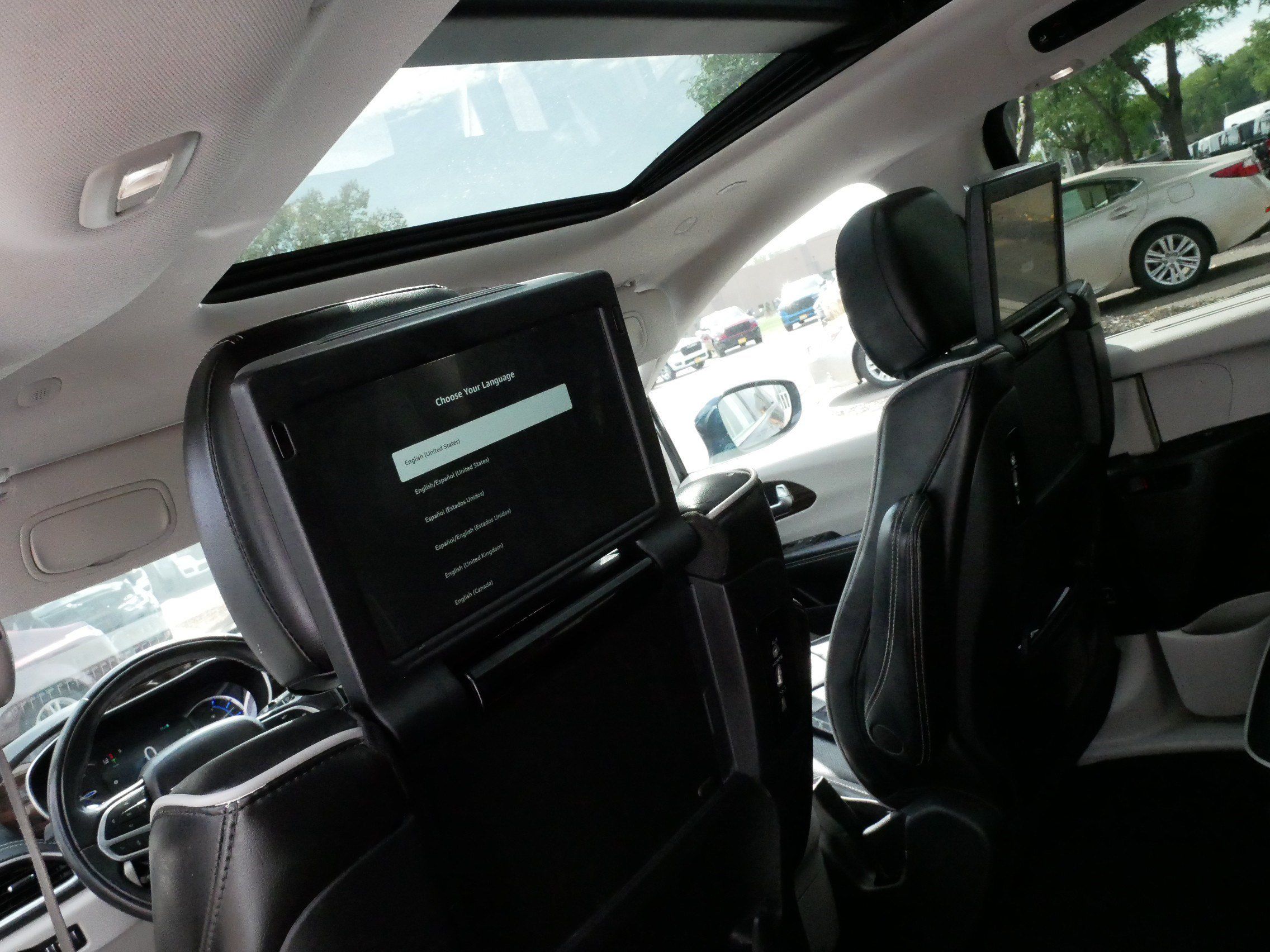 Used 2022 Chrysler Pacifica Limited w/ Uconnect Theater Family Group FWD image 35