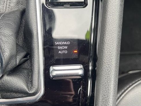 Certified 2025 Jeep Compass Limited image 30