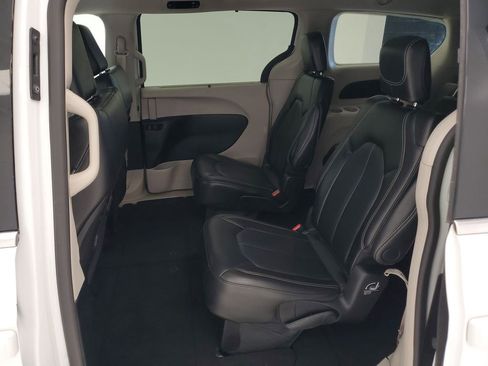 Used 2024 Chrysler Pacifica Touring-L FWD image 25