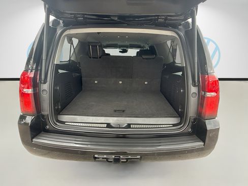 Used 2020 Chevrolet Suburban LT w/ Luxury Package RWD image 26