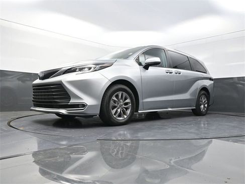 Used 2023 Toyota Sienna XLE image 19