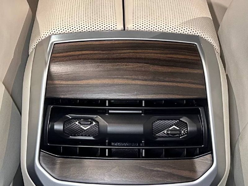 Used 2024 BMW 760i xDrive w/ Premium Package 2 AWD/4WD image 37