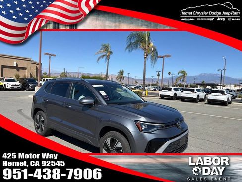 Used 2025 Volkswagen Taos SE AWD/4WD image 1
