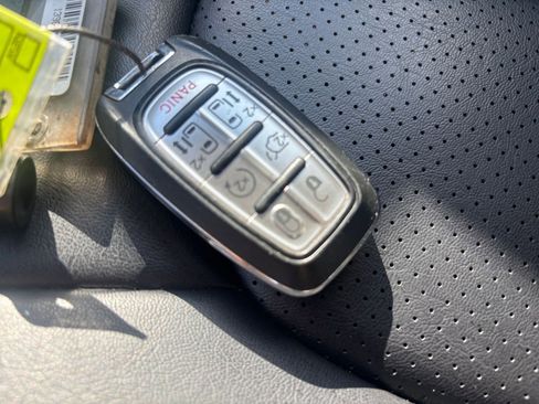 Used 2023 Chrysler Pacifica Touring-L image 23