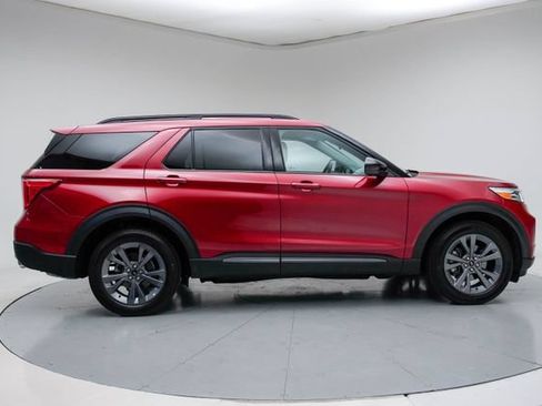 Used 2024 Ford Explorer XLT w/ Equipment Group 202A AWD/4WD image 16