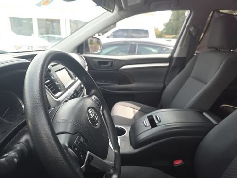 Used 2018 Toyota Highlander LE FWD image 15