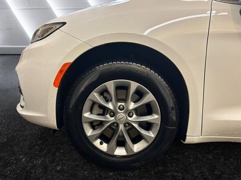 New 2026 Chrysler Pacifica Select image 15