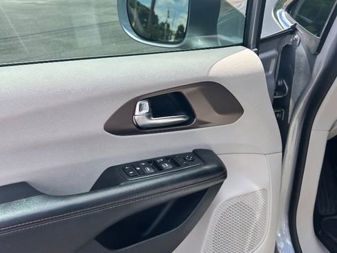 Used 2019 Chrysler Pacifica Touring-L FWD image 5