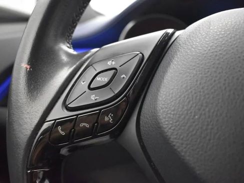 Used 2022 Toyota C-HR XLE image 23