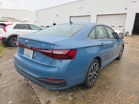 Used 2025 Volkswagen Jetta SE FWD image 9
