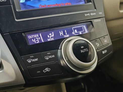 Used 2014 Toyota Prius V Three image 28