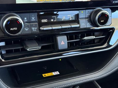 Used 2024 Toyota Highlander XLE AWD/4WD image 22