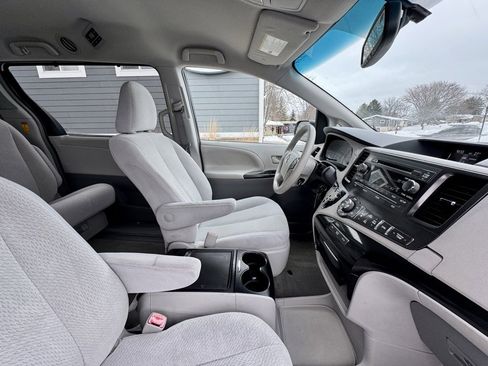 Used 2014 Toyota Sienna LE image 23
