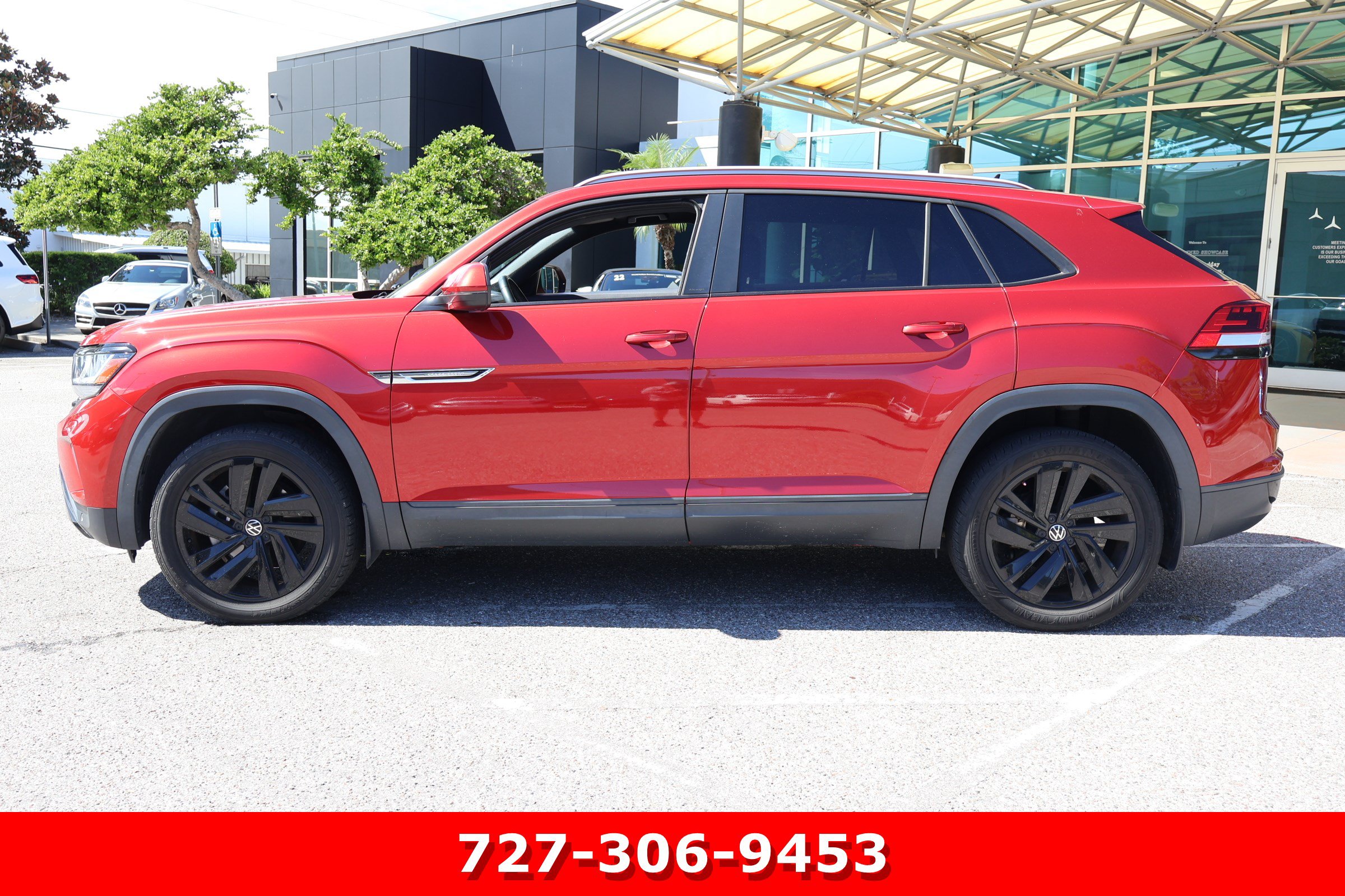 Used 2021 Volkswagen Atlas Cross Sport SE w/ 20" Black Wheels Package FWD image 5