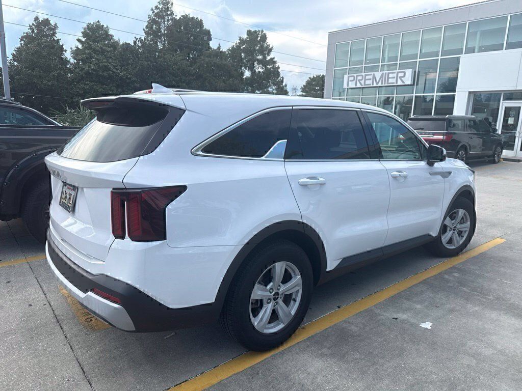 Used 2024 Kia Sorento LX FWD image 2