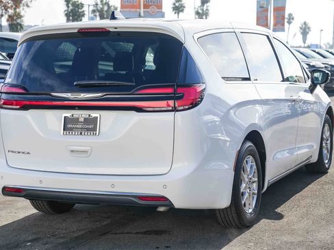 Used 2024 Chrysler Pacifica Touring-L image 4