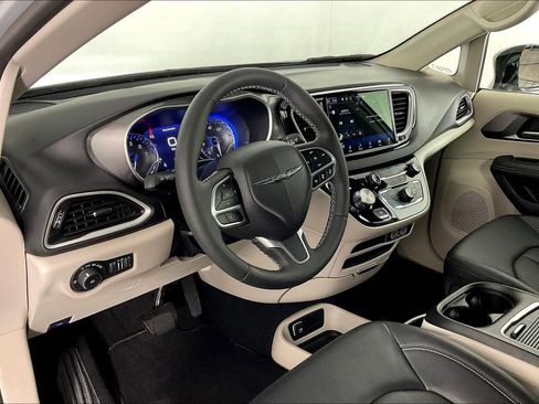 Used 2024 Chrysler Pacifica Touring-L image 18