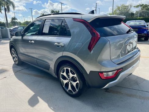 Used 2023 Kia Niro EX FWD image 5