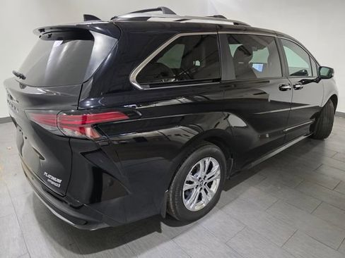 Used 2024 Toyota Sienna Platinum image 5