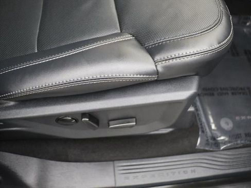 Used 2025 Ford Expedition Platinum image 10