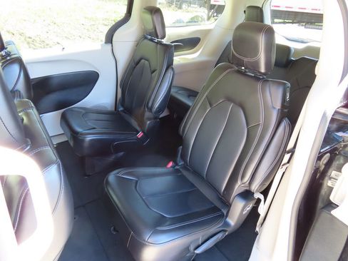 Used 2023 Chrysler Pacifica Touring-L FWD image 29