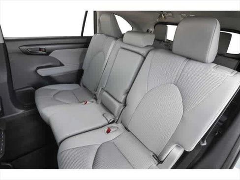 Used 2025 Toyota Highlander LE FWD image 9