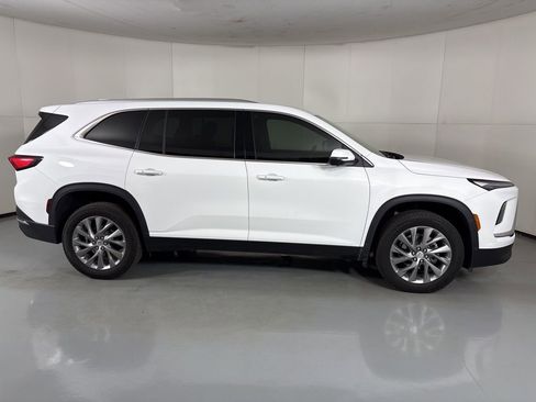 Used 2025 Buick Enclave Preferred image 9