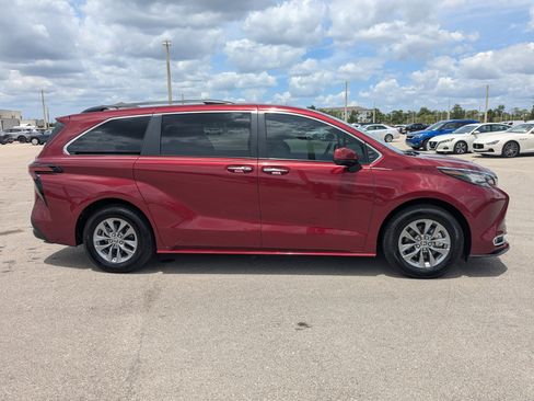 Used 2022 Toyota Sienna XLE FWD image 4