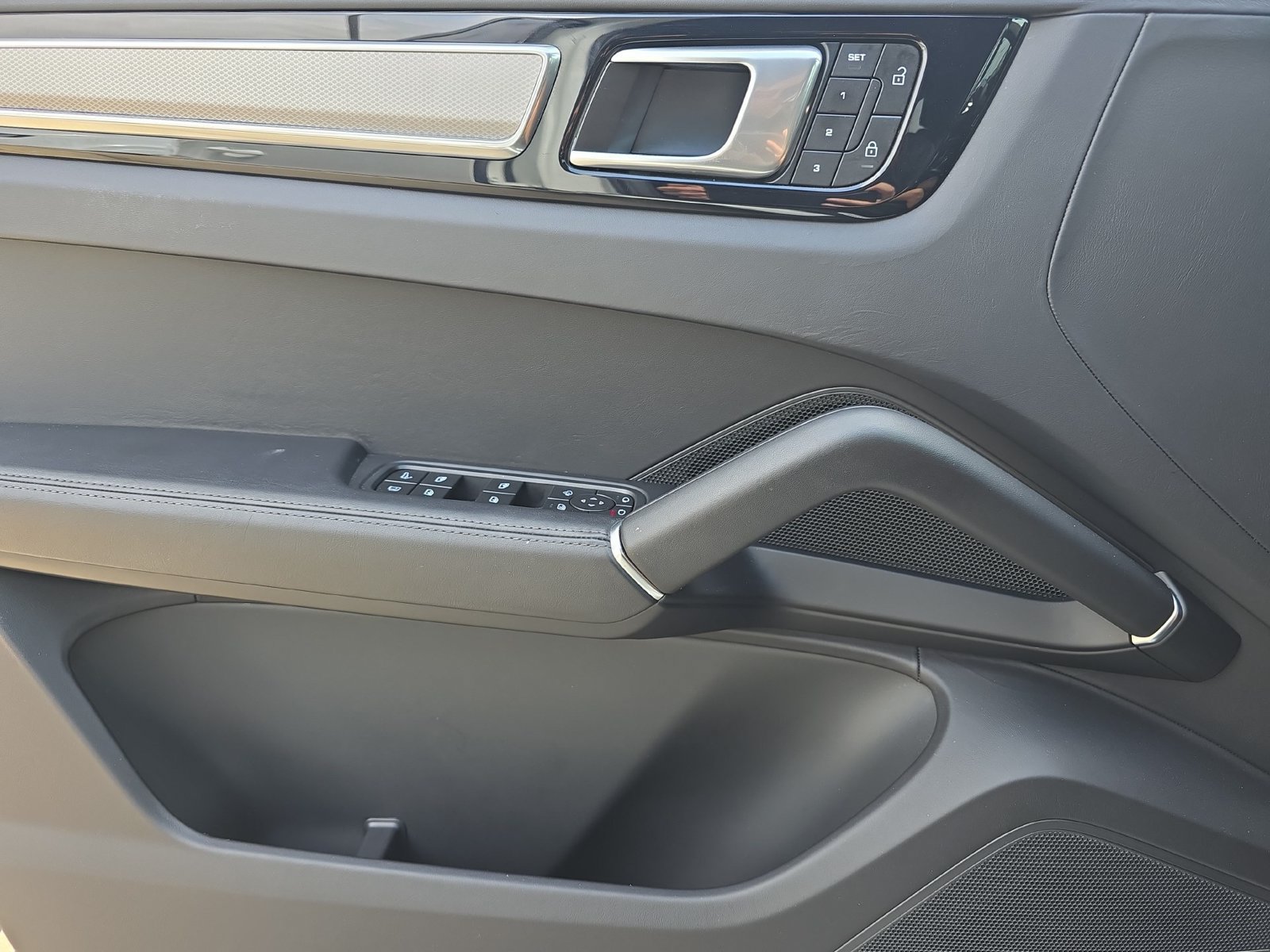 Certified 2023 Porsche Cayenne Platinum Edition AWD/4WD image 22