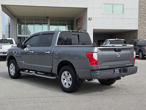 Used 2017 Nissan Titan SV image 4
