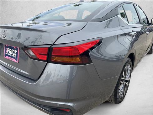 Used 2025 Nissan Altima 2.5 SV FWD image 9
