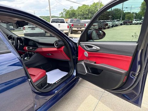 Used 2019 Alfa Romeo Giulia Ti Sport w/ Quick Order Package 22S Sport AWD/4WD image 43