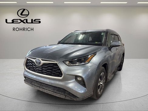 Used 2021 Toyota Highlander XLE image 1