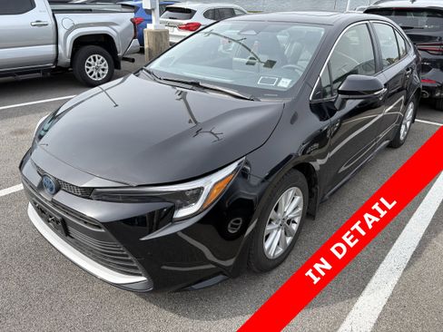 Certified 2025 Toyota Corolla XLE image 1