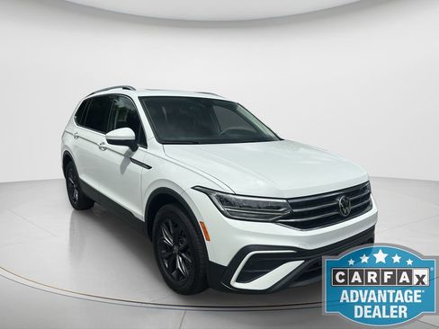 Certified 2024 Volkswagen Tiguan SE FWD image 3